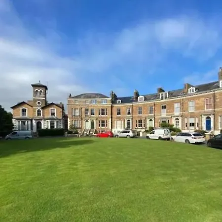 Crescent View & Quiet Sleeps 4 * Scarborough