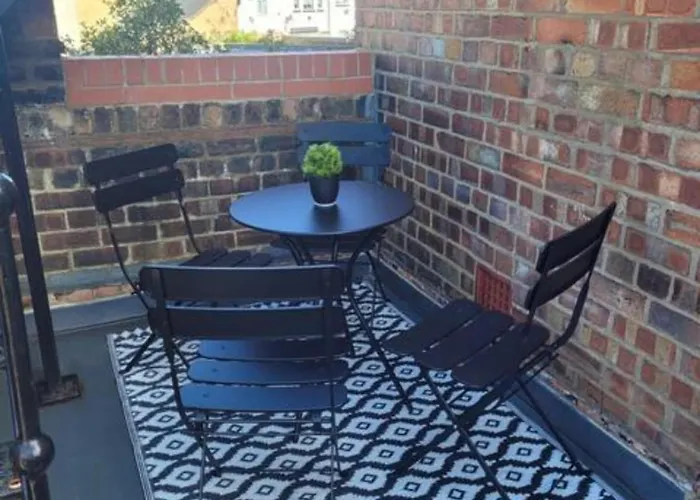 Crescent View Central & Quiet Sleeps 4 *