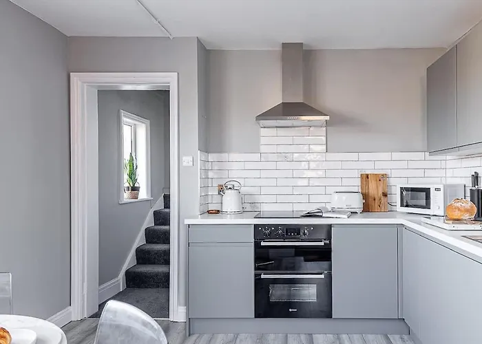 Crescent View Central & Quiet Sleeps 4 *