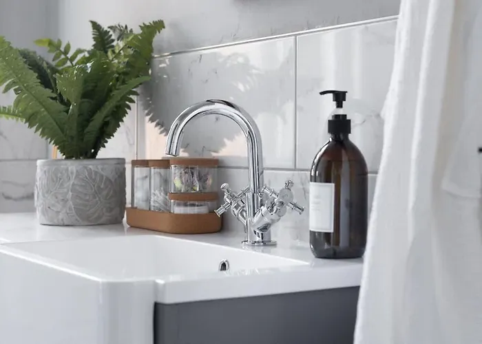 Crescent View Central & Quiet Sleeps 4