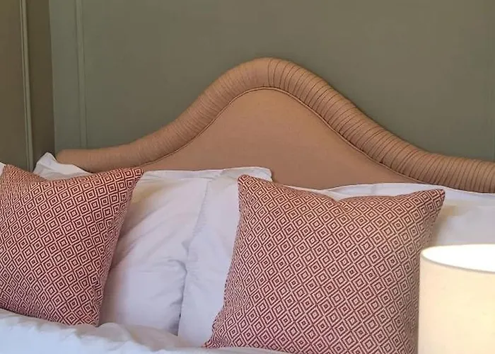 Crescent View Central & Quiet Sleeps 4 Apartman