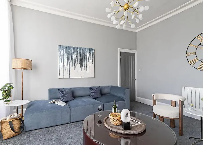 Crescent View Central & Quiet Sleeps 4