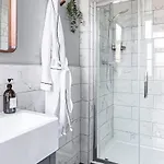Crescent View & Quiet Sleeps 4 Scarborough