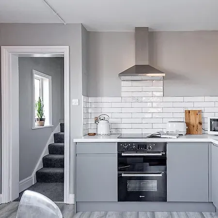 Crescent View Central & Quiet Sleeps 4 *