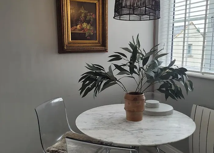 Crescent View Central & Quiet Sleeps 4 *